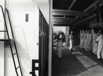 168425 Afbeelding van het beladen van koelwagens van Interfrigo met vlees bij exportslachterij Fa. De Haas ...